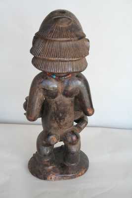 Luba(maternité), d`afrique : Rép.démoncratique du Congo., statuette Luba(maternité), masque ancien africain Luba(maternité), art du Rép.démoncratique du Congo. - Art Africain, collection privées Belgique. Statue africaine de la tribu des Luba(maternité), provenant du Rép.démoncratique du Congo., 1276/5002 .Très belle maternité Luba. H.38cm.Du bras droit elle tient son enfant pour allaiter et dans la main gauche elle tient un recipient.Elle porte des très vieilles perles.Elle signifie la fécondité et l